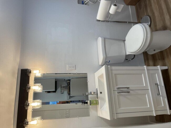 Building Photo - 4037 1/2 National Ave, Upstairs, San Diego, CA 92113