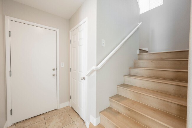 Building Photo - 6075 Las Nubes Dr