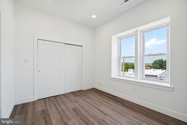 Building Photo - 5164 Ridge Ave