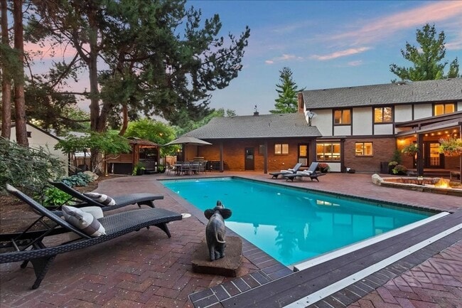 Building Photo - Luxury 5-Bedroom Home with Pool, Hot Tub &...