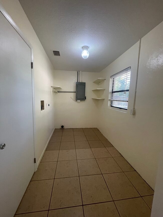 Building Photo - 1117 NW 16th Ave