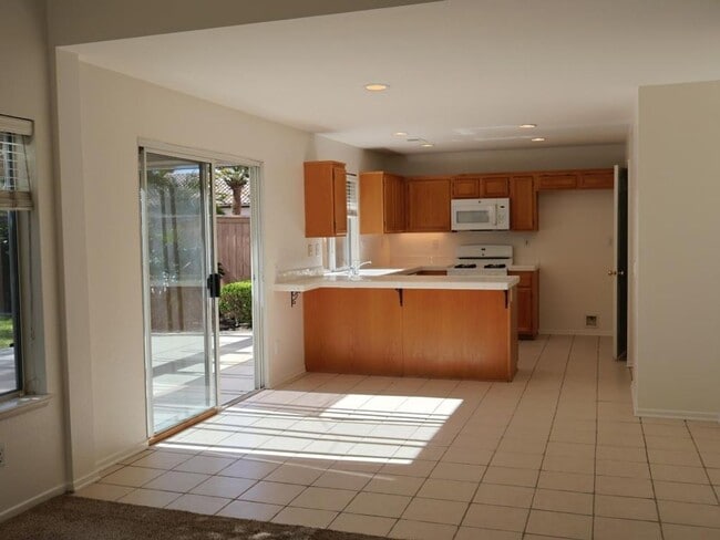 Building Photo - 3Bed/2.5Bath in Oceanside~ Ventana