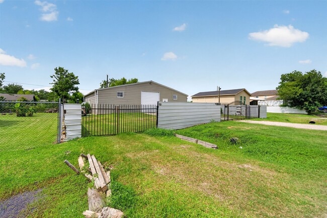 Building Photo - 2213 Ellis Dr