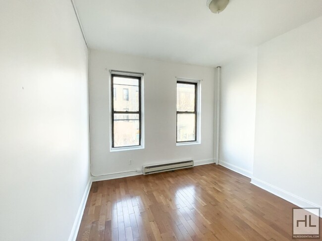 Building Photo - Spacious Bushwick 2-Bed 1-Bath / Great Loc...