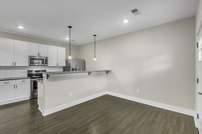 Building Photo - Modern 2BD, 2.5BA Townhouse with Large Loft in Travelers Rest