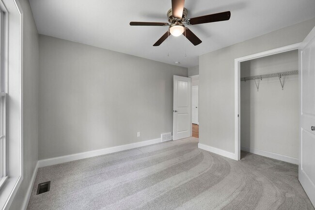 Building Photo - 424/426 E. Deerwood Dr