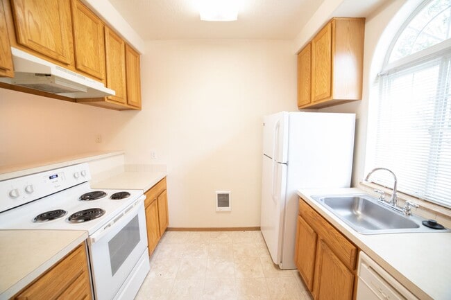Building Photo - Oversized Townhouse in Prime Location!