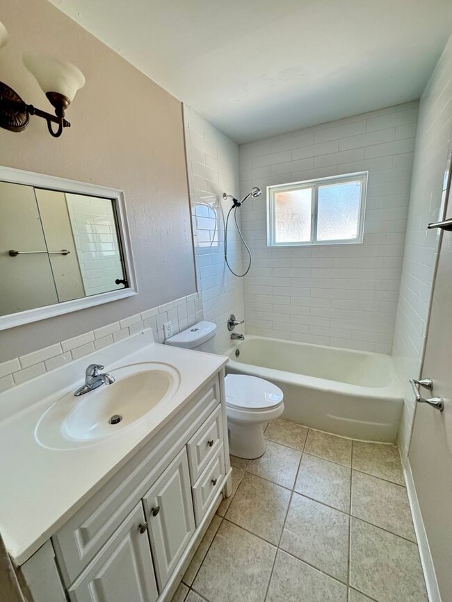 Building Photo - Updated 3 bedroom Centrally Located