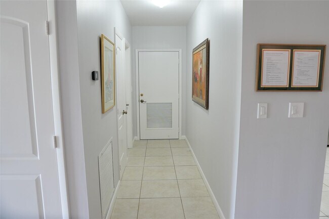 Building Photo - 821 SW 13th Ct