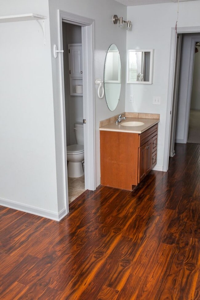 Building Photo - Nice 2 Bedroom Townhome in Lakewood