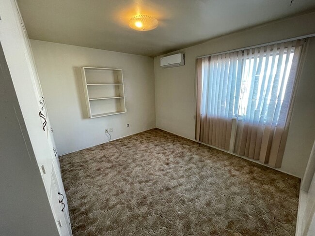 Building Photo - Large and Spacious Home