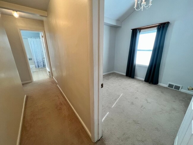 Building Photo - Charming Home - 2 Bedrooms 2 Bathroom - Mo...