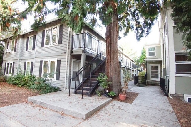 Building Photo - FREE RENT: Top Floor 1Bdr w/Modern Applian...