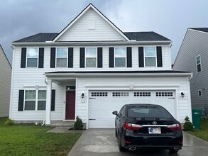 Building Photo - 932 Green Vly