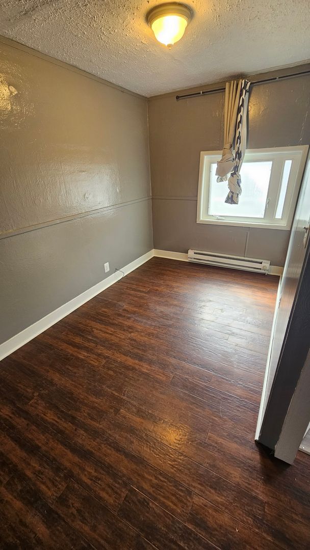 Building Photo - Cute 2-bed house,  Pet Friendly, Central location!