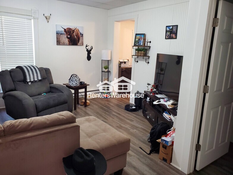 Building Photo - 109 4th Ave SE