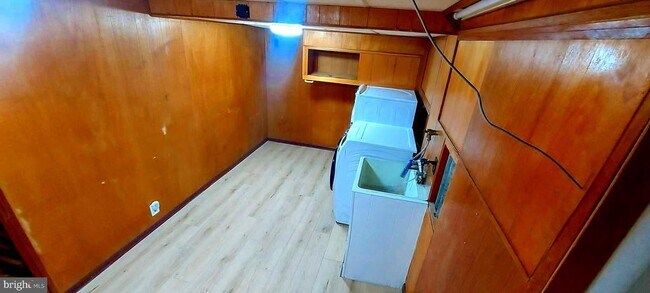 Building Photo - 9820 Inglemere Dr