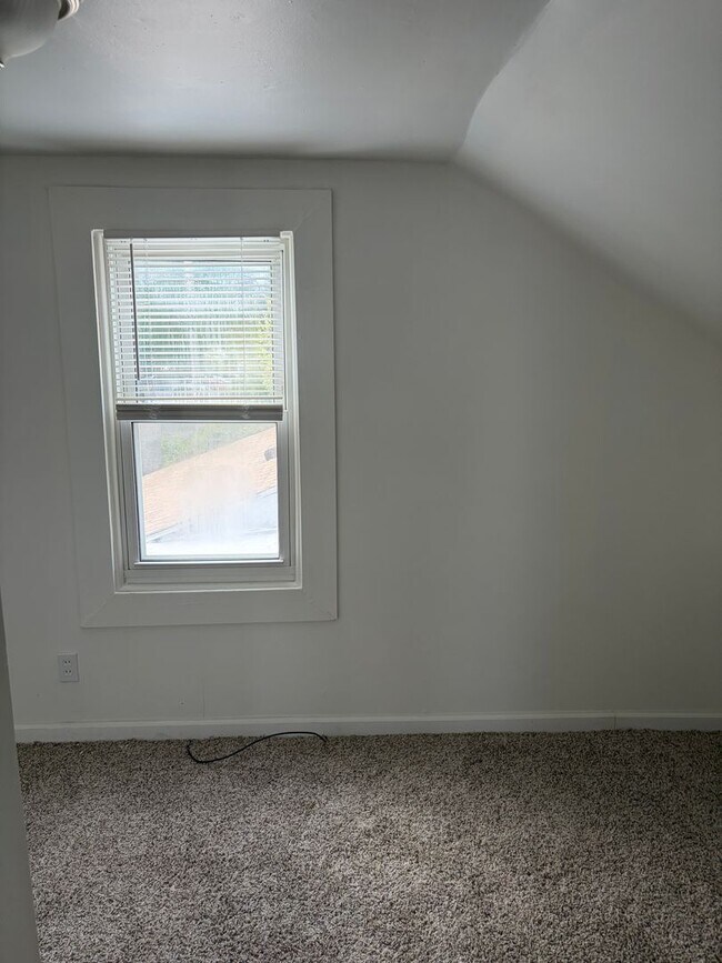 Building Photo - Renovdated 3 bedroom, 1 bathroom bungalow