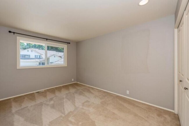 Building Photo - 3 bedroom in Bellevue WA 98007