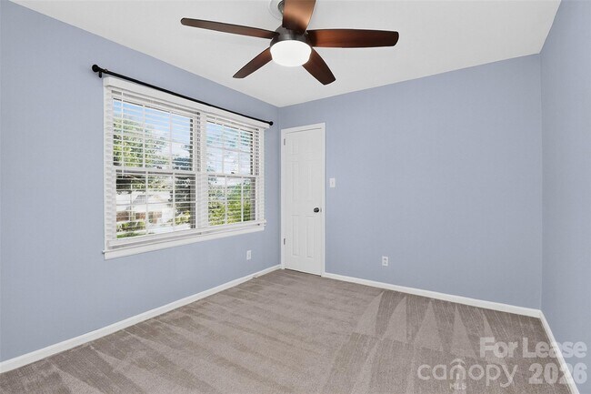 Building Photo - 2438 Knickerbocker Dr