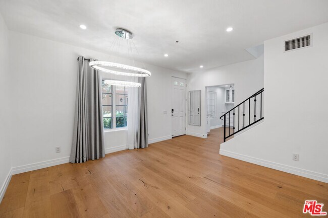 Building Photo - 851 N San Vicente Blvd