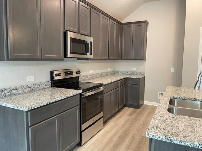 Building Photo - 5625 St Charles Dr