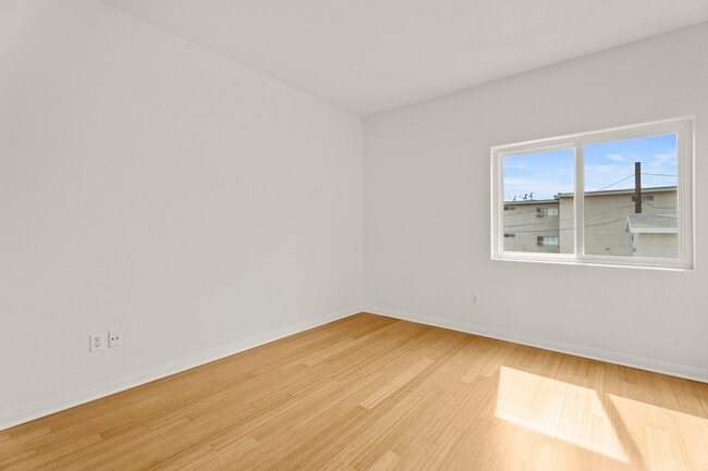 Building Photo - Spacious 2-Bed Townhome with Private Rooft...