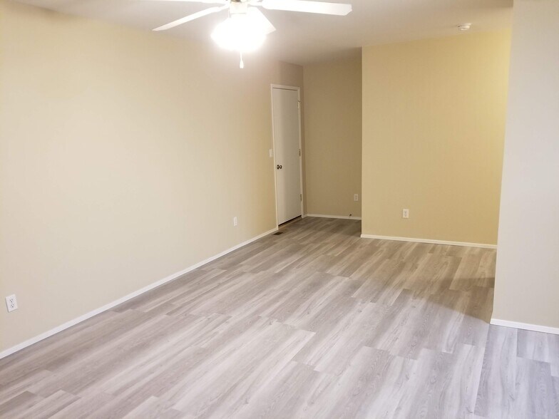 Building Photo - 1048 Ne Warner Pl