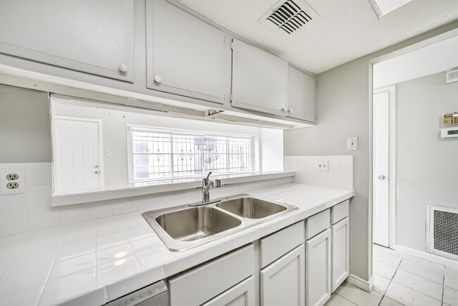 Building Photo - 7059 Chasewood Dr