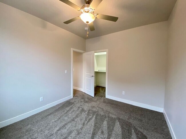 Building Photo - 438 N Stone Mountain Dr