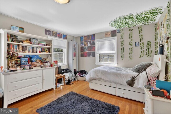 Building Photo - 7215 Rollingwood Dr