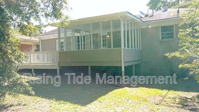 Building Photo - 816 Hillview Dr