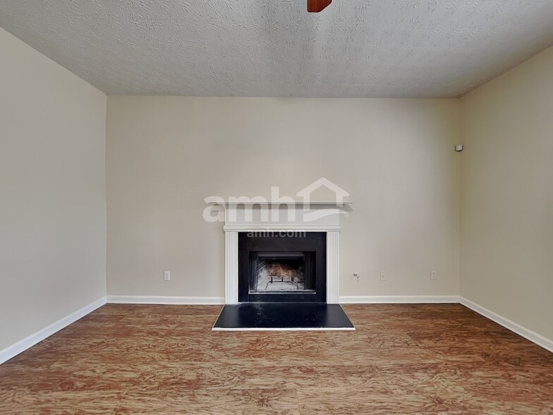 Building Photo - 550 Brook Hollow Dr