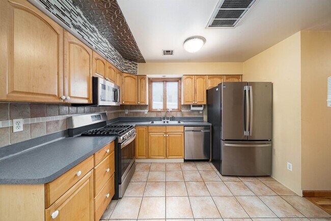 Building Photo - 162 W 53rd St
