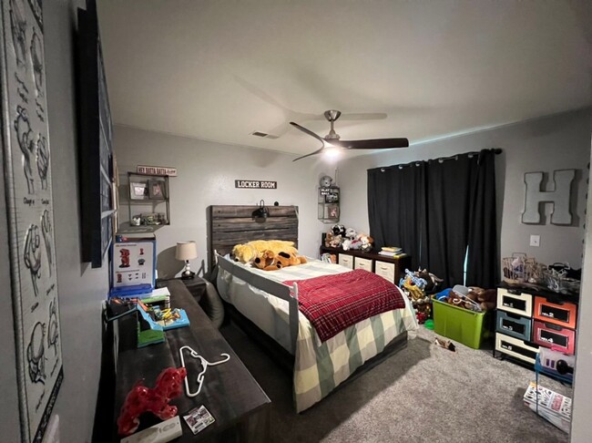 Building Photo - 3 bedroom in desirable Regency Park!