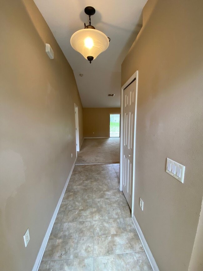 Building Photo - Desirable SW Ocala Neighborhood 3/2/2 **Wo...