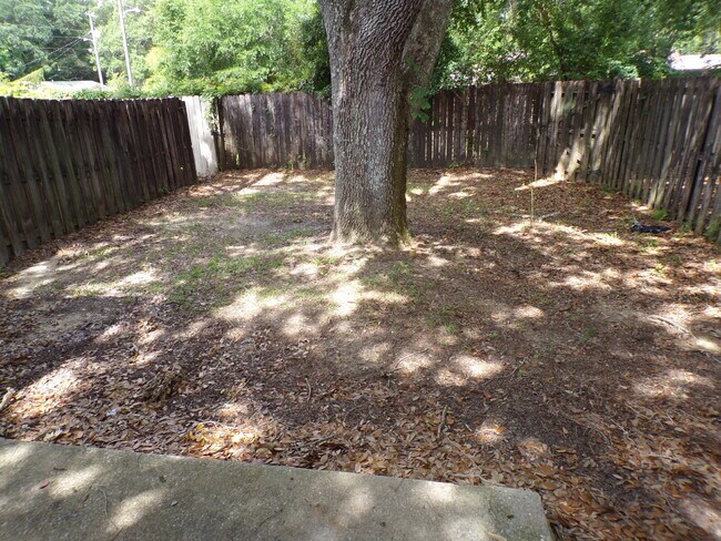 Building Photo - 2-Bedroom, 1-Bath Attached Home in Nantucket Place – Prime Location with Open Layout, Fenced Back...