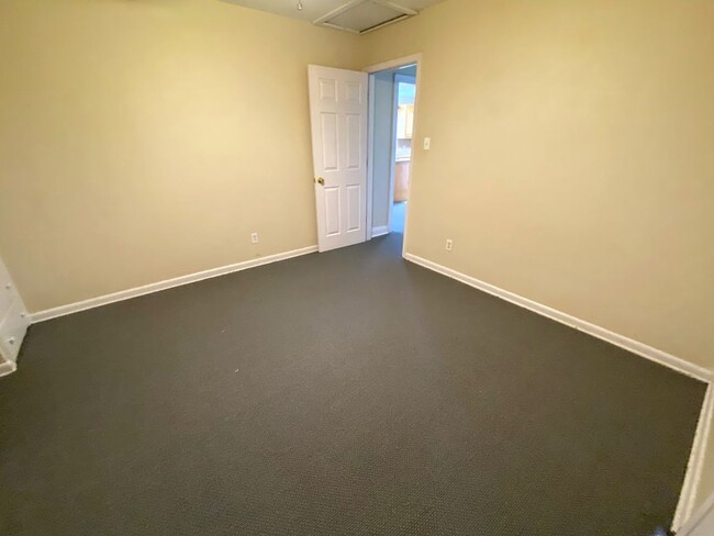 Building Photo - Apartment For Rent Near McNeese State Univ...