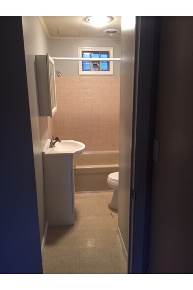 Building Photo - 15 Shagbark Rd