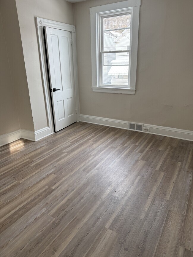 Building Photo - 532 Vermont Ave