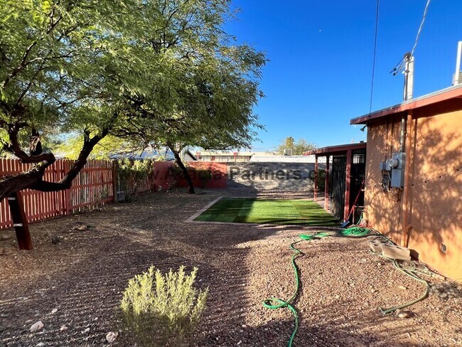 Building Photo - Quaint Two Bedroom