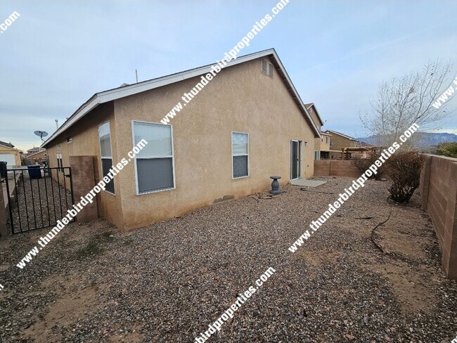 Building Photo - Great location - 4 Bedroom, 2 Bathroom, 2 ...