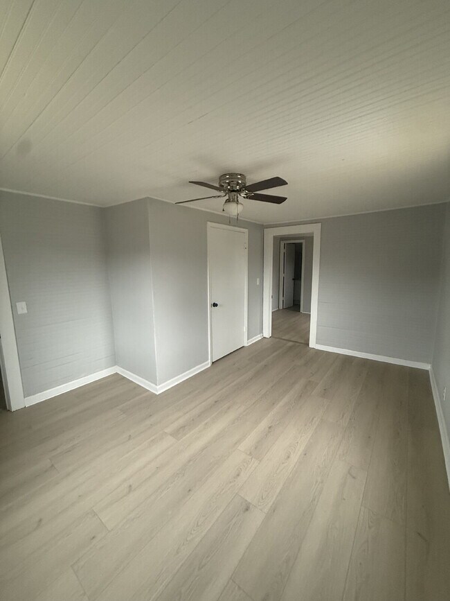 Building Photo - 2 bedroom 1 bath Home in Hurt VA with large yard just minutes to downtown Altavista.