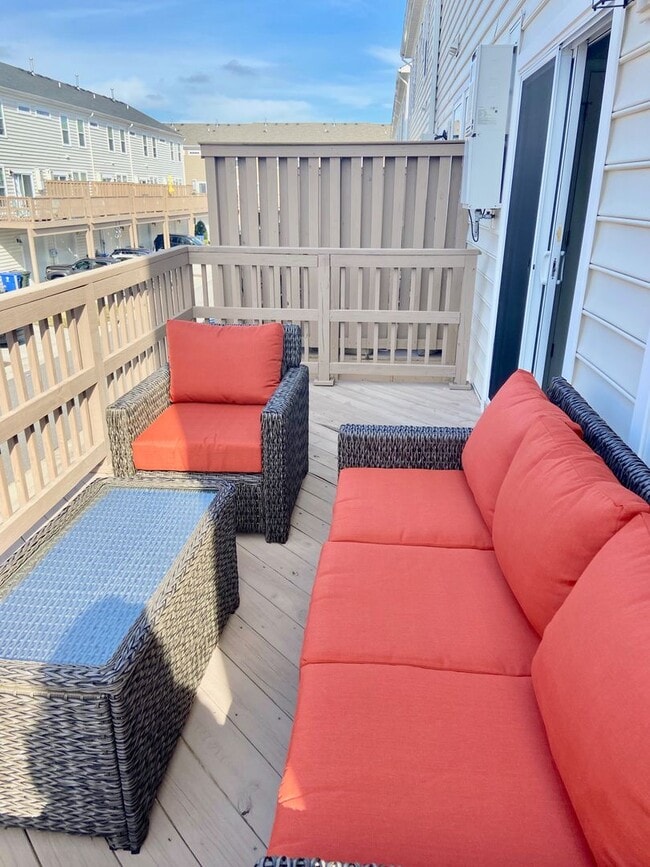 Building Photo - 4BD/3.5BA Gorgeous End Unit Townhouse with...