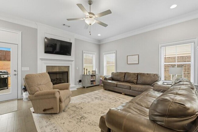 Building Photo - Exceptional Home in Donahue Ridge!