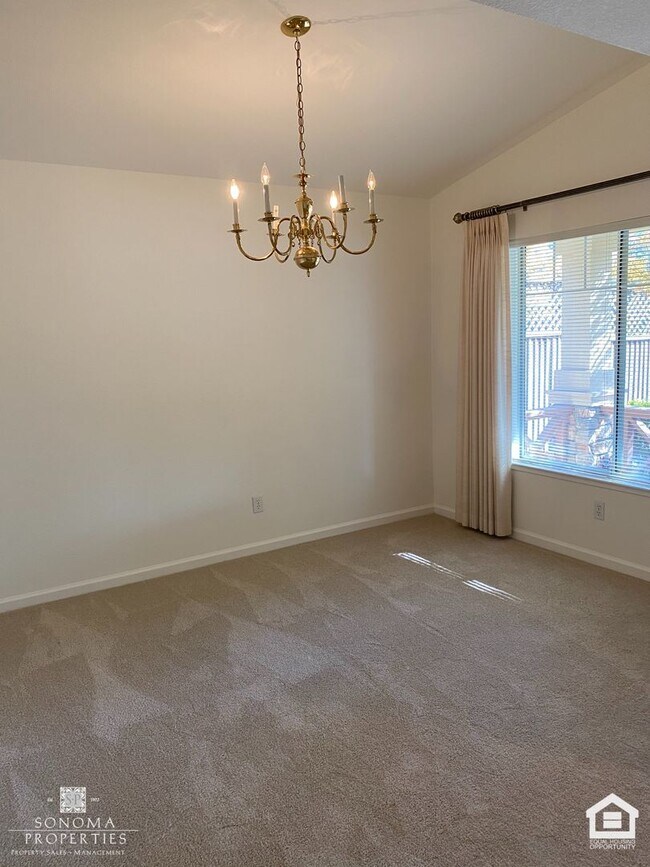 Building Photo - 4 Bedroom Eastside Gem!