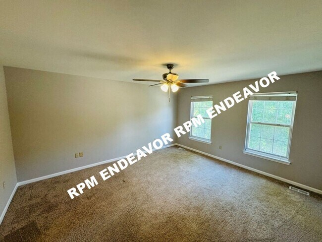 Building Photo - Spacious 4 bedroom, 2.5 bath home availabl...