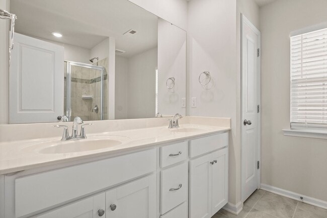 Building Photo - Stunning home in desirable Chateau community