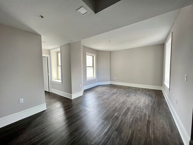 Interior Photo - 306 W Franklin