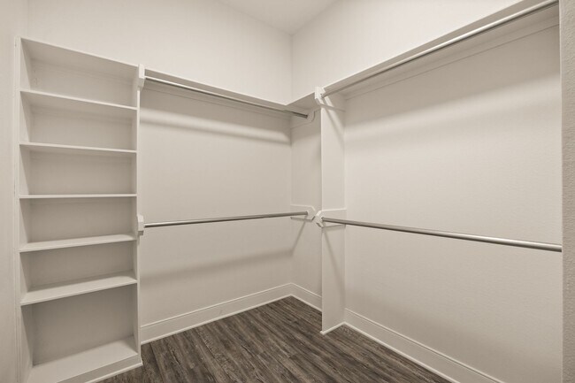 Building Photo - Gorgeous 4 bedroom in South Tyler